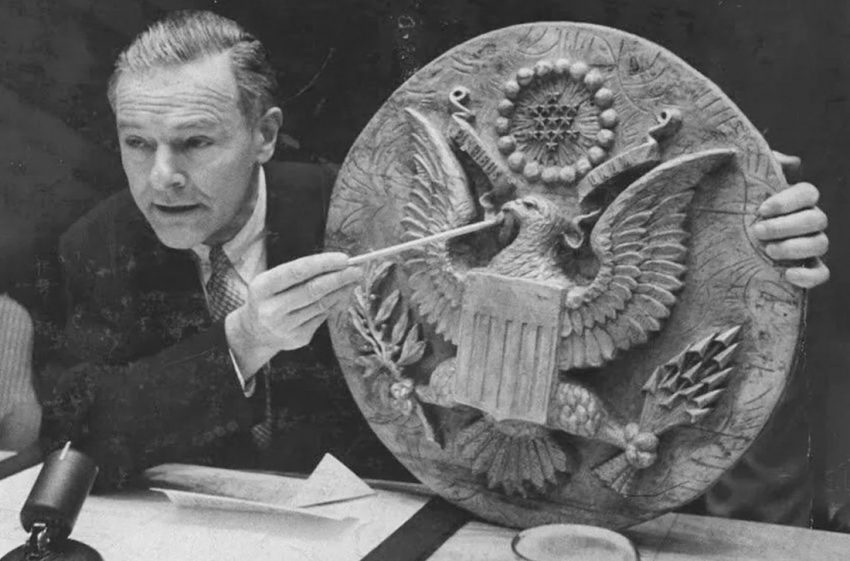 герб в посольстве сша - прослушка